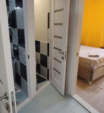 One Room With A Shared Bathroom Кишинев Екстериор снимка