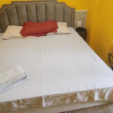 One Room With A Shared Bathroom Кишинев Екстериор снимка