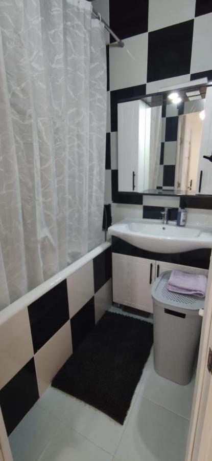 One Room With A Shared Bathroom Кишинев Екстериор снимка